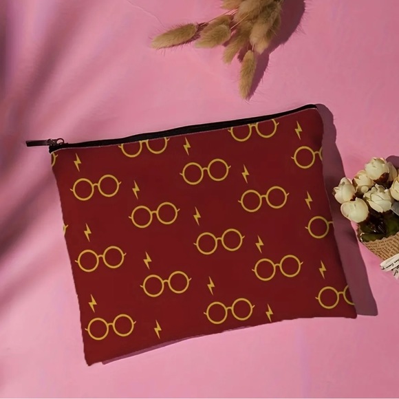 Harry Potter Gryffindor Makeup Bag - Picture 3 of 7